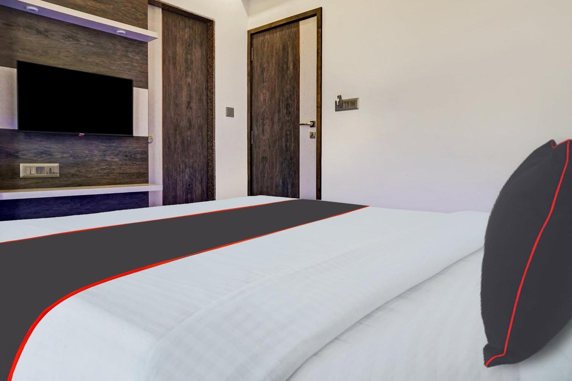 Hotel Super Townhouse Poona Royal à Pimpri-Chinchwad Extérieur photo