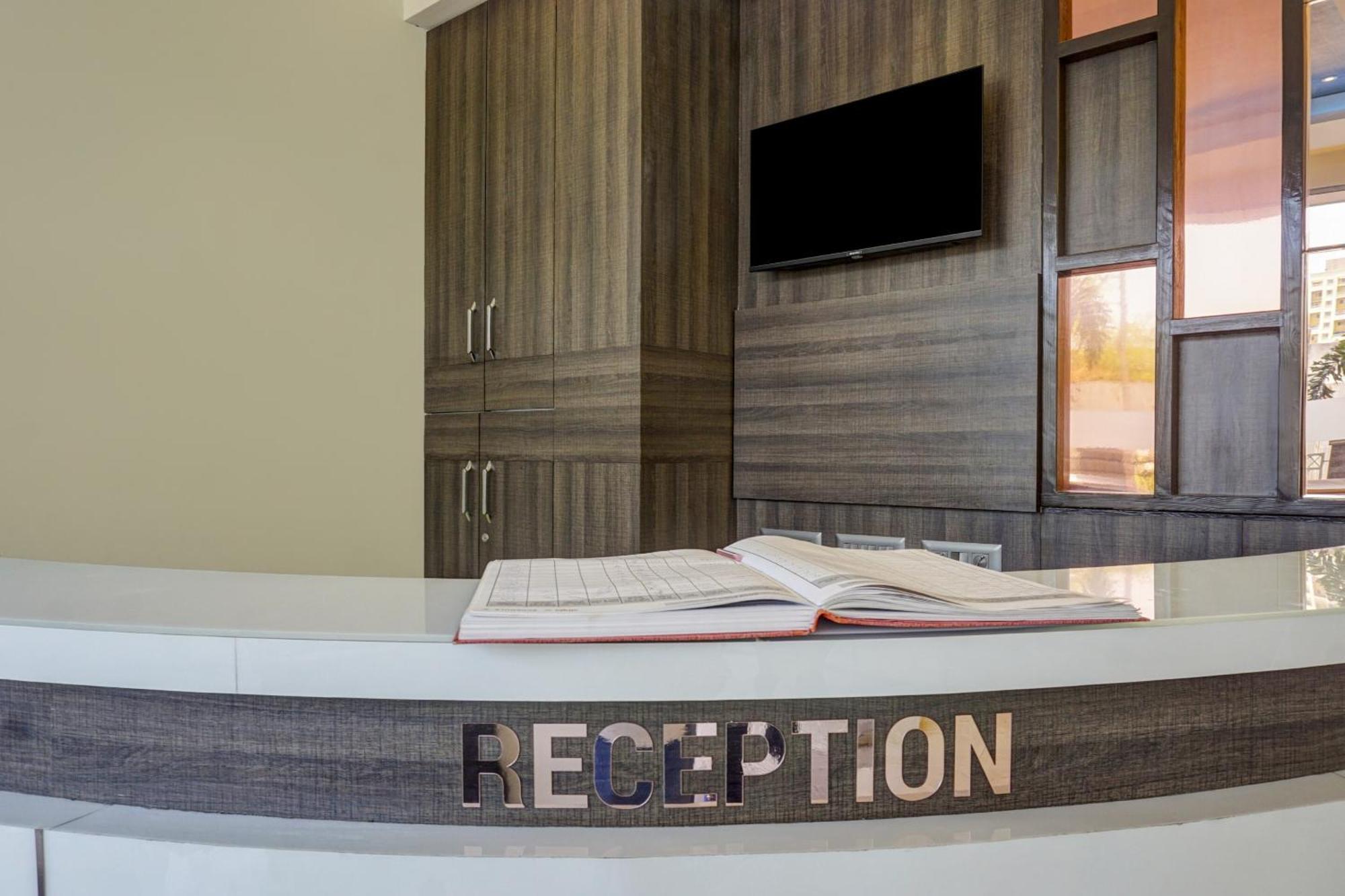 Hotel Super Townhouse Poona Royal à Pimpri-Chinchwad Extérieur photo